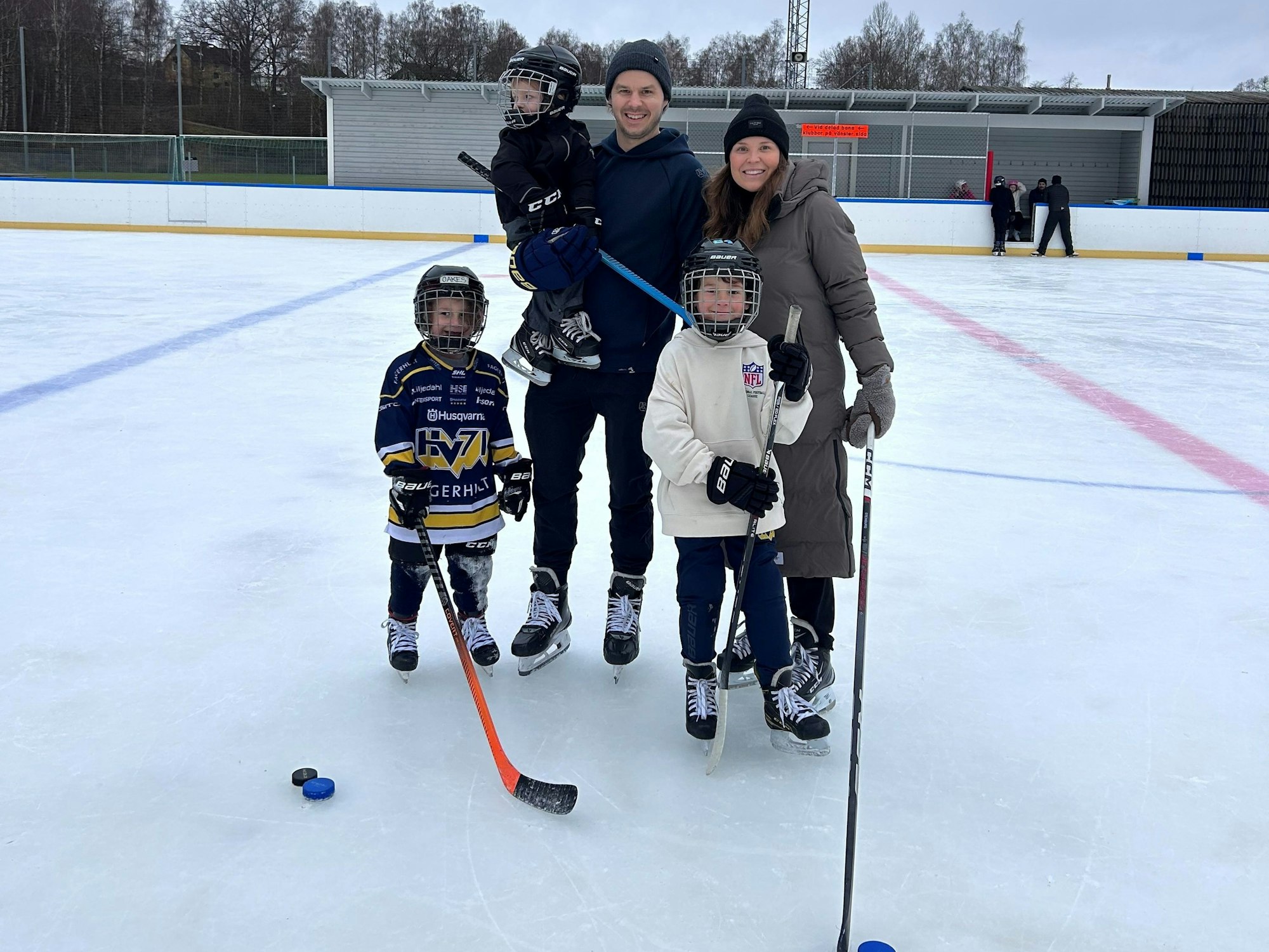 Haie-Stürmer Tanner Kero posiert auf dem Eis mit seiner Familie.