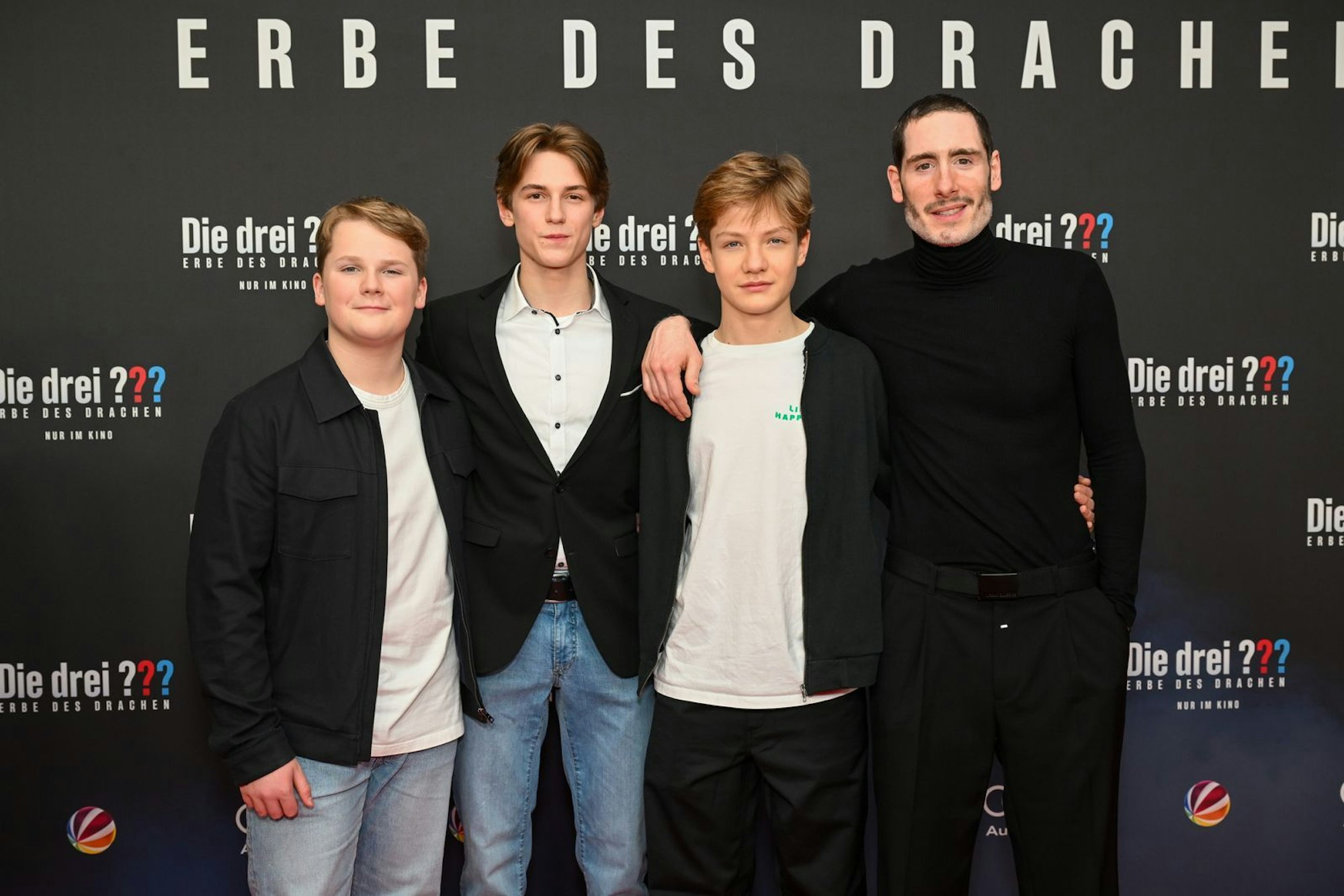 Tim Dünschede (rechts, neben - von links: Julius Weckauf, Nevio Wendt, Levi Brandl) drehte alle drei „???“-Filme aus der aktuellen Filmlreihe. Ob er auch beim vierten FIlm auf dem Regiestuhl sitzt, ist noch unklar. (Bild: 2023 Getty Images/Hannes Magerstaedt)