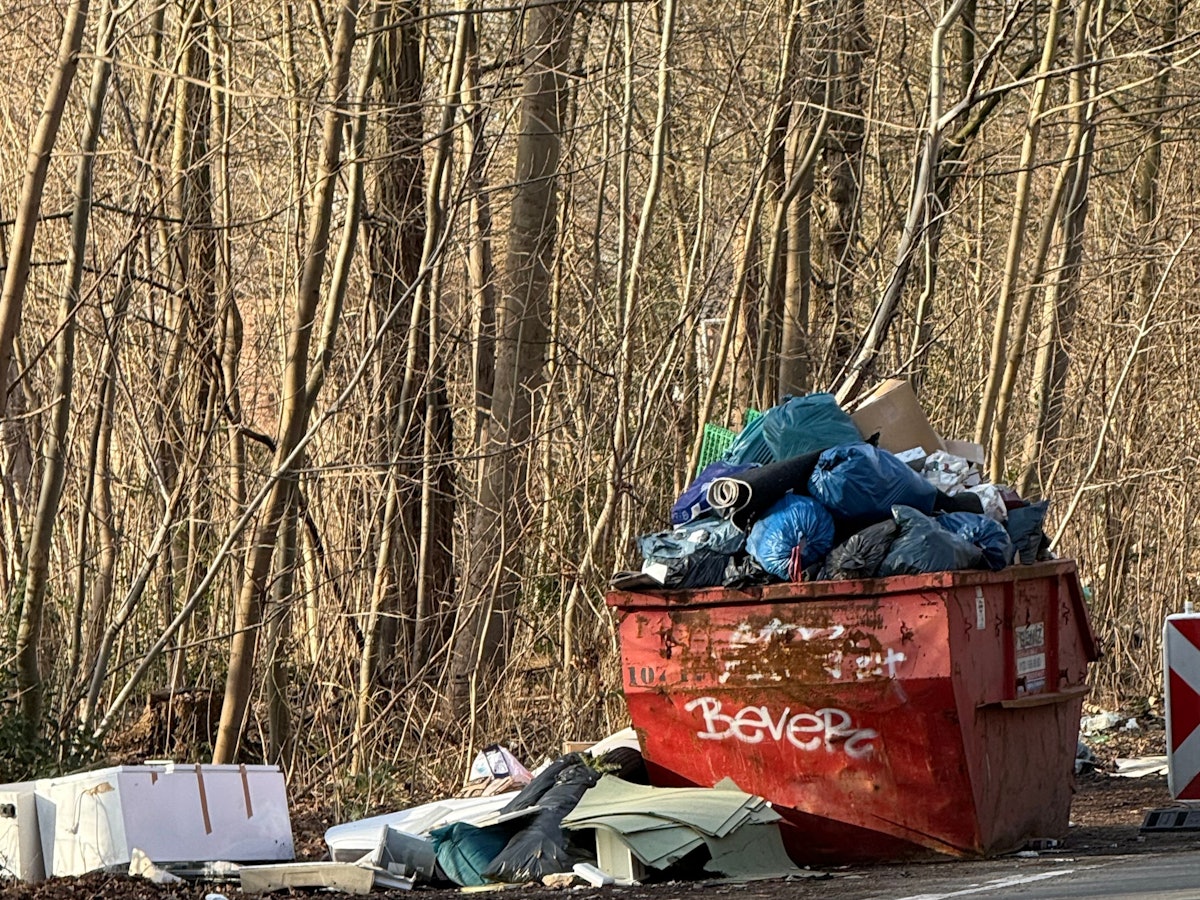 Wilder Müll türmt sich auf der Militäringstraße/Ecke Herforderstr. Und er wird täglich mehr.