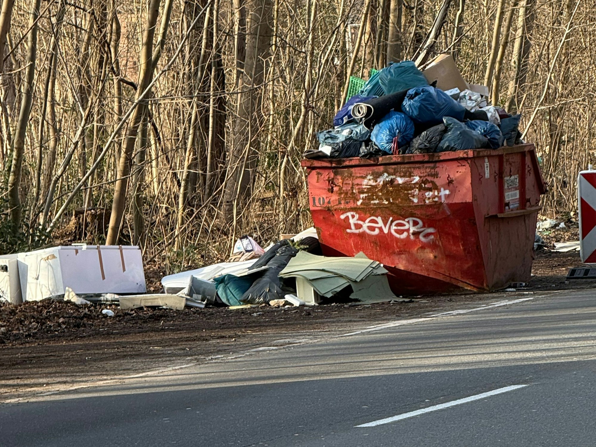Wilder Müll türmt sich auf der Militäringstraße/Ecke Herforderstr. Und er wird täglich mehr.
