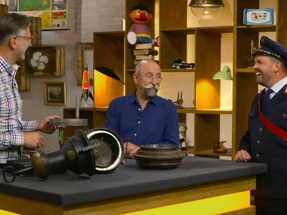 Am Donnerstag fand ein ungewöhnliches Objekt den Weg zu „Bares für Rares“ - samt eines Verkäufers in außergewöhnlichem Outfit. (Bild: ZDF)