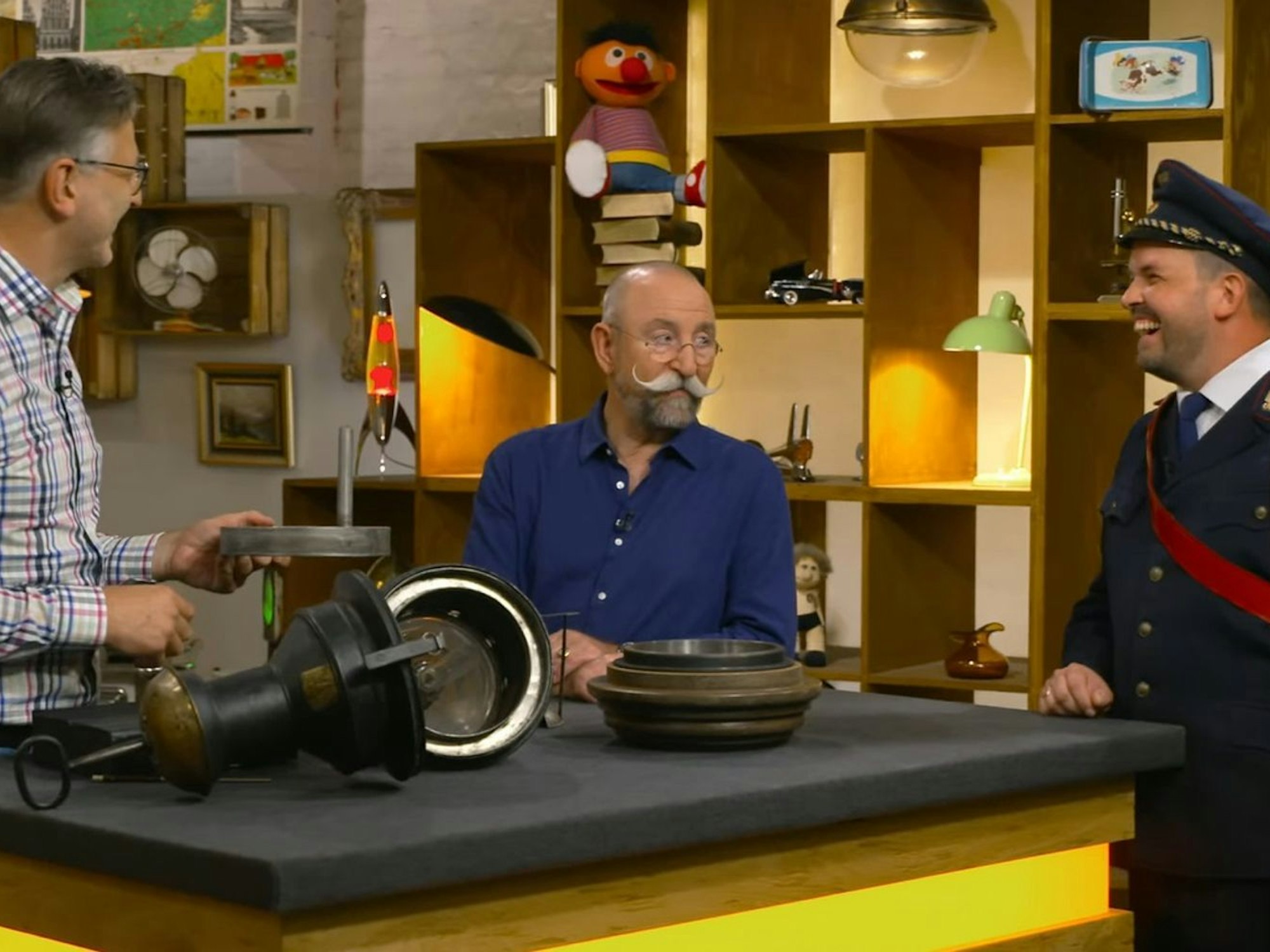 Am Donnerstag fand ein ungewöhnliches Objekt den Weg zu „Bares für Rares“ - samt eines Verkäufers in außergewöhnlichem Outfit. (Bild: ZDF)