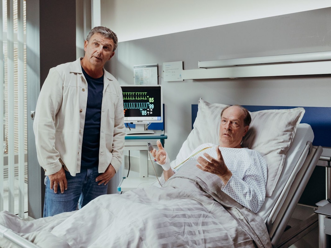 Dr. Martin Gruber (Hans Sigl, links) hat in der neuen „Bergdoktor“-Folge „Wünsche“ schlechte Nachrichten für Michael Fellner (Herbert Knaup). (Bild: ZDF/Sabine Finger Fotografie)