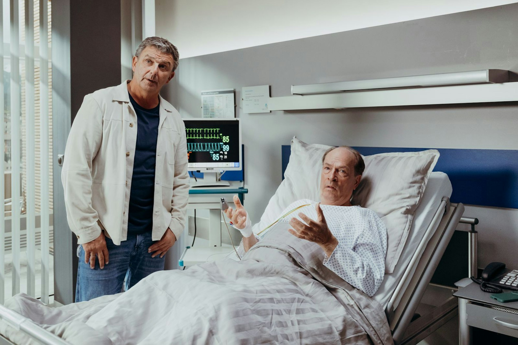 Dr. Martin Gruber (Hans Sigl, links) hat in der neuen „Bergdoktor“-Folge „Wünsche“ schlechte Nachrichten für Michael Fellner (Herbert Knaup). (Bild: ZDF/Sabine Finger Fotografie)