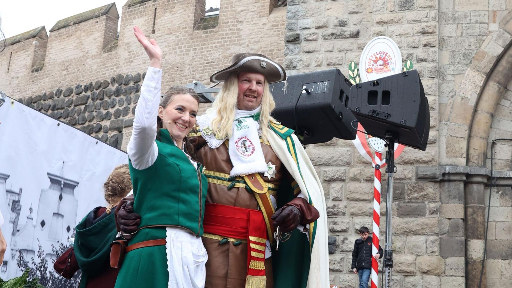 Im Anschluss an den Südstadtzug des Reiterkorps Jan von Werth findet auf dem Chlodwigplatz das historische Spiel „Spill an d'r Vringspooz” von Jan un Griet statt.