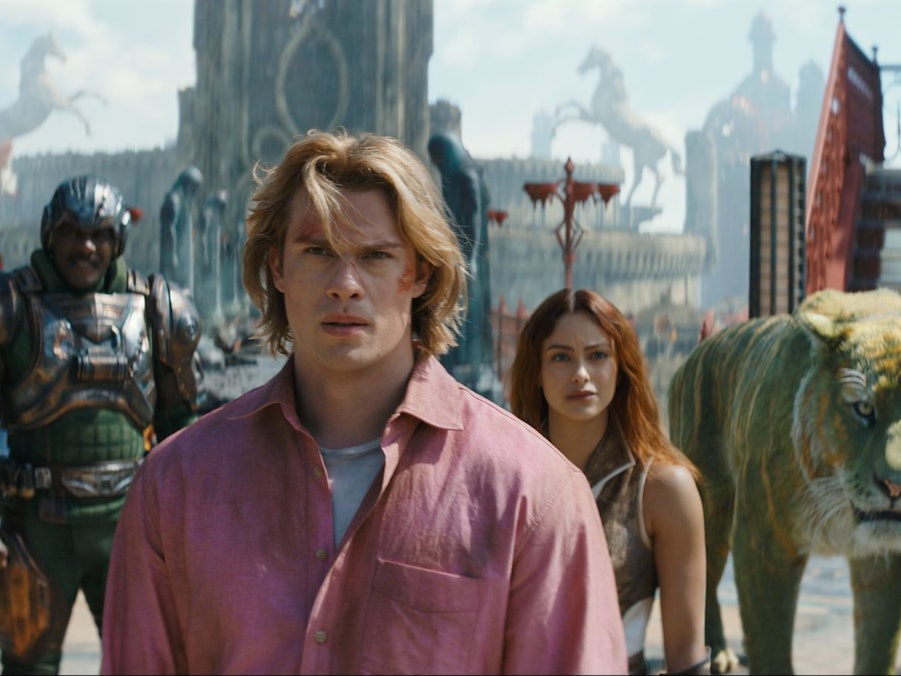 Nicholas Galatzine (vorne) verkörpert in „Masters of the Universe“ Prinz Adam alias He-Man. (Bild: 2026 Amazon MGM Studios Content Services LLC)