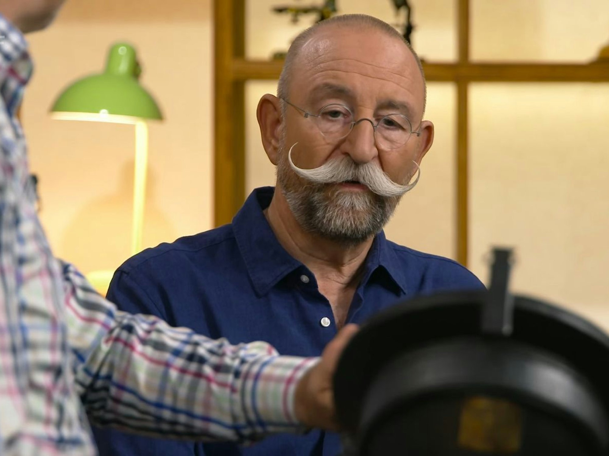 Gespannt beobachtete Horst Lichter die Expertise. (Bild: ZDF)