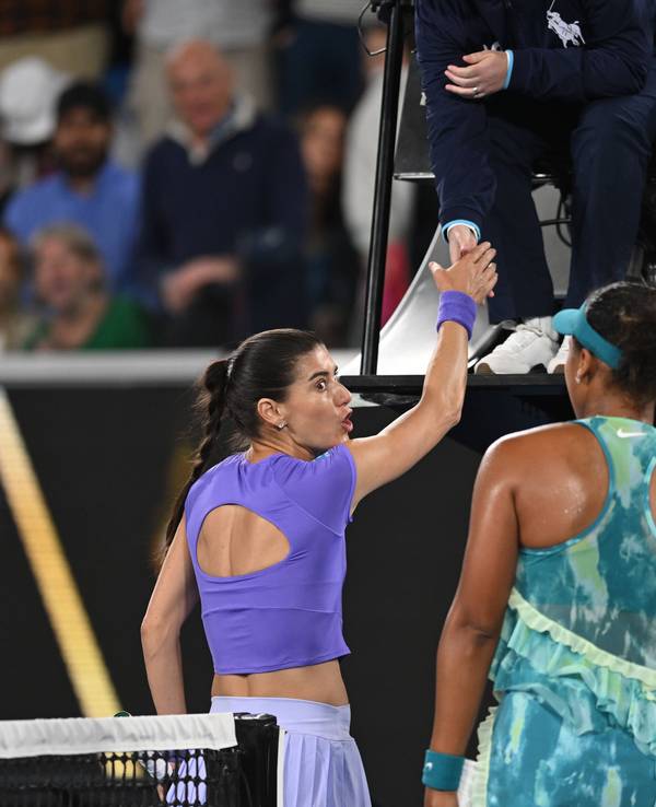 Sorana Cirstea schüttelt die Hand der Schiedsrichterin, während sie wütend etwas in Richtung Naomi Osaka sagt.