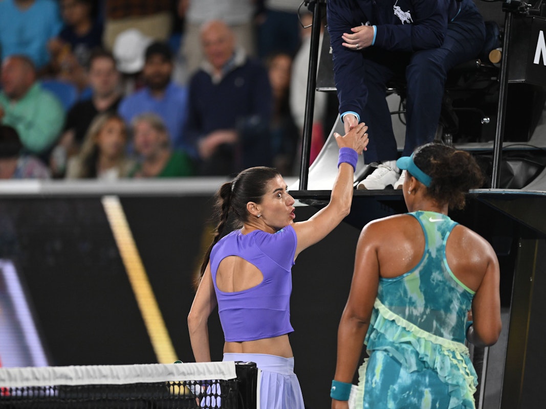 Sorana Cirstea schüttelt die Hand der Schiedsrichterin, während sie wütend etwas in Richtung Naomi Osaka sagt.