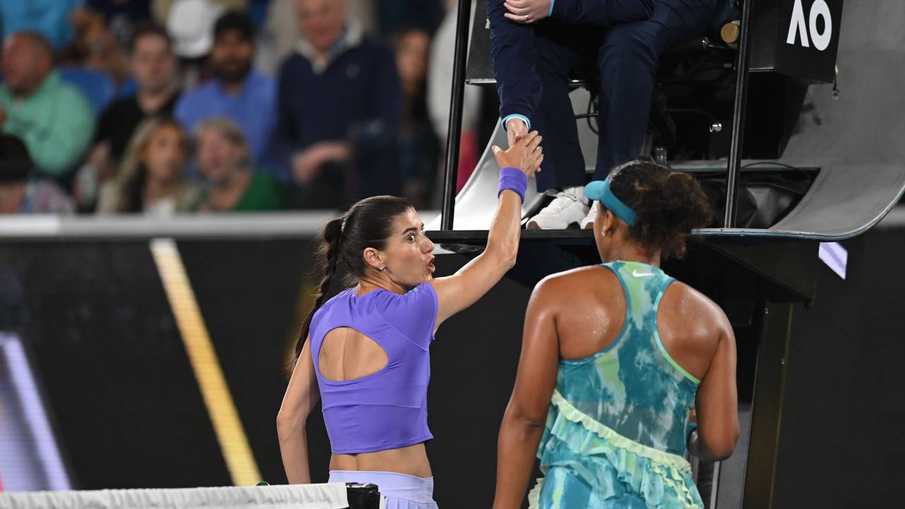 Sorana Cirstea schüttelt die Hand der Schiedsrichterin, während sie wütend etwas in Richtung Naomi Osaka sagt.