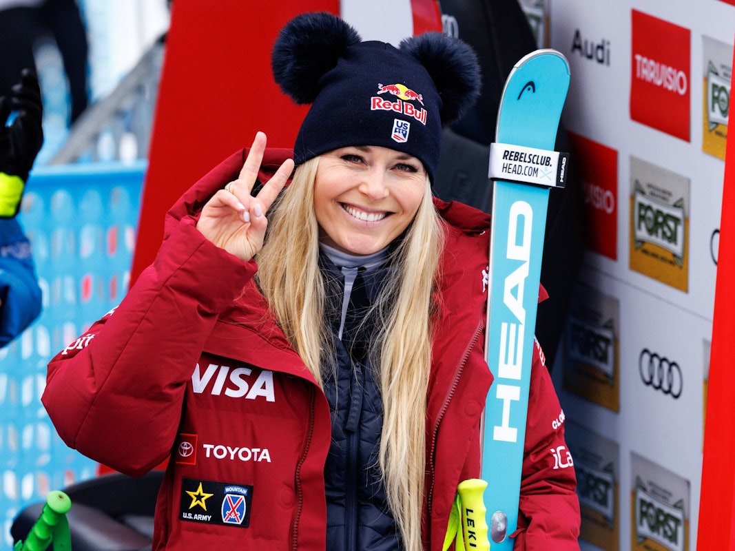 Lindsey Vonn zeigt im Ziel das Victory-Zeichen.