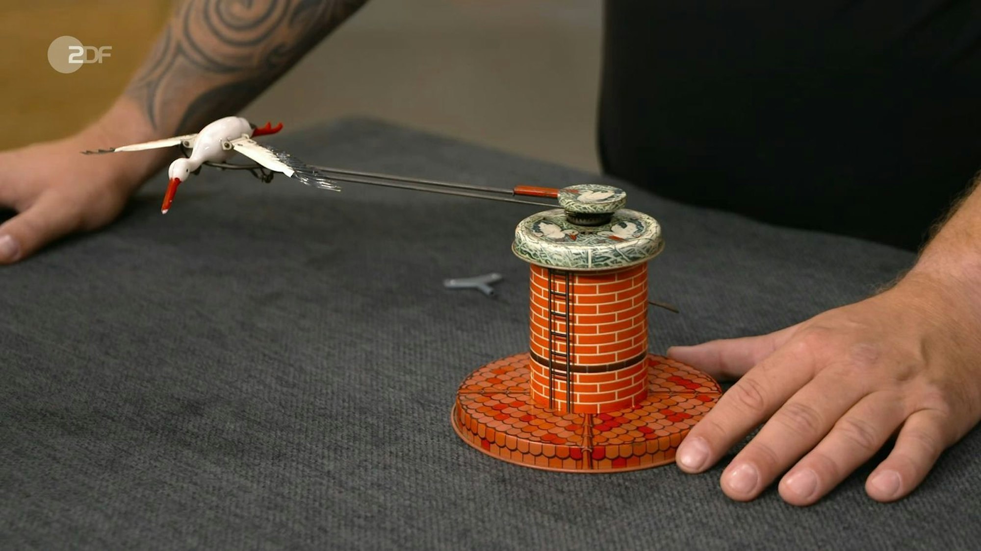 Der Storch, ein Blechspielzeug aus den 50er-Jahren, war noch funktionstüchtig. Der Schätzwert von 140 bis 180 Euro deckte sich mit dem Wunschpreis der Verkäufer.
(Bild: ZDF)