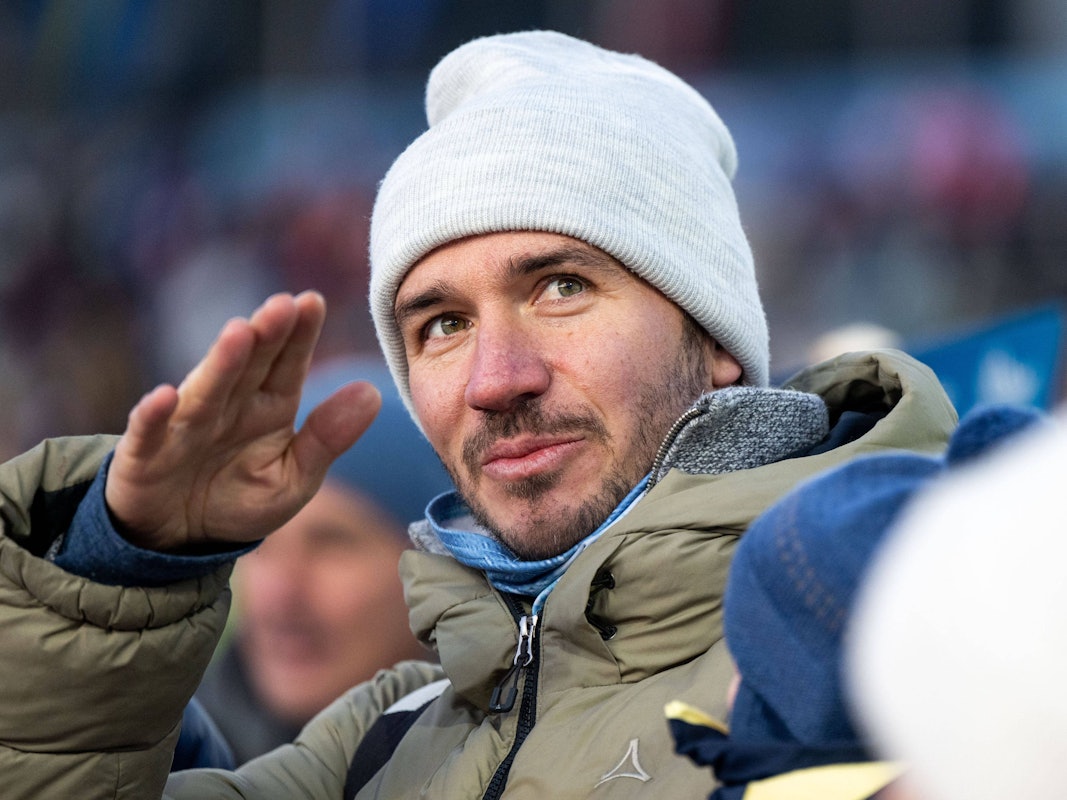 Felix Neureuther grüßt jemanden mit einer Geste.