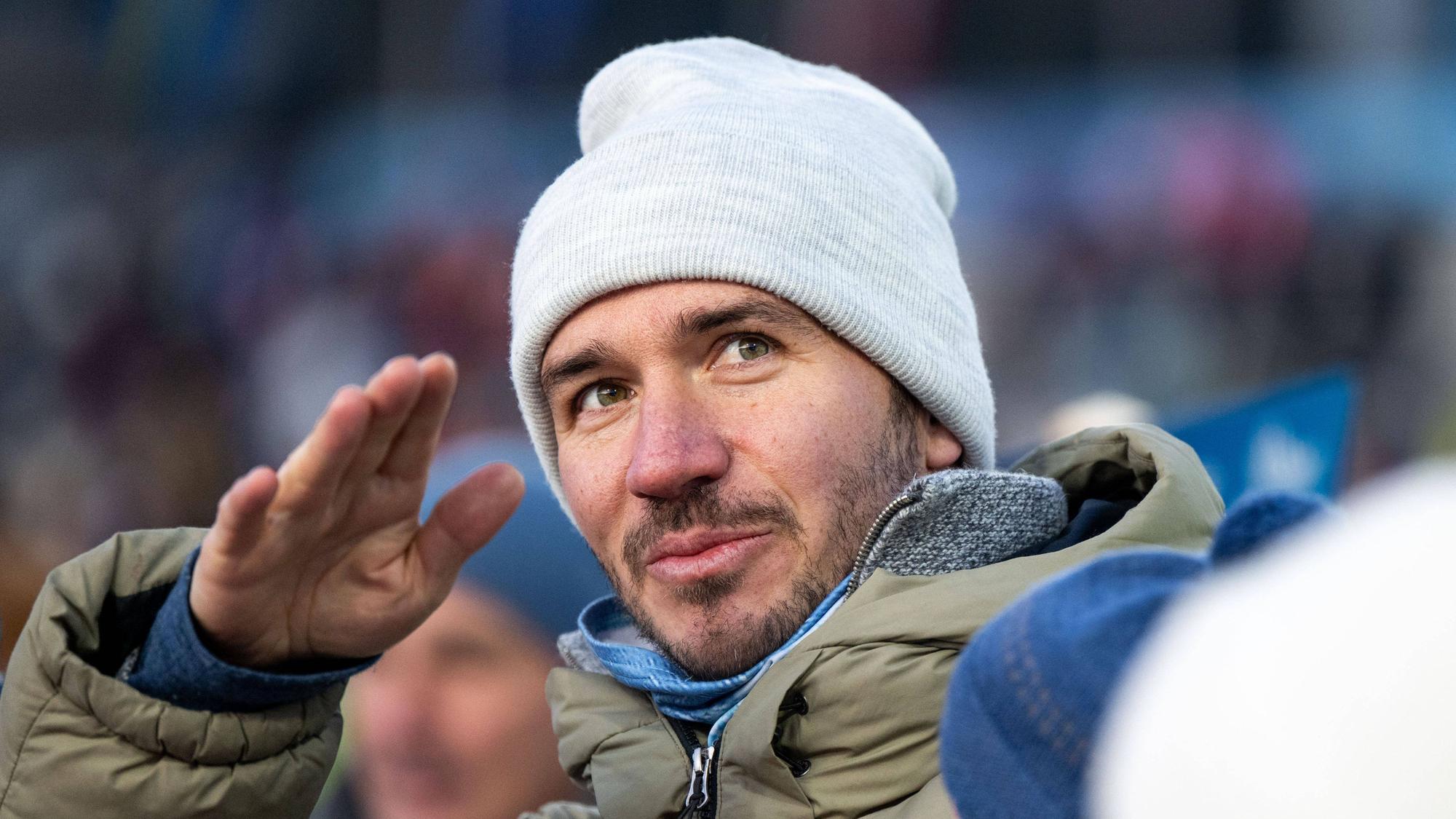 Felix Neureuther im Publikum beim Skispringen.