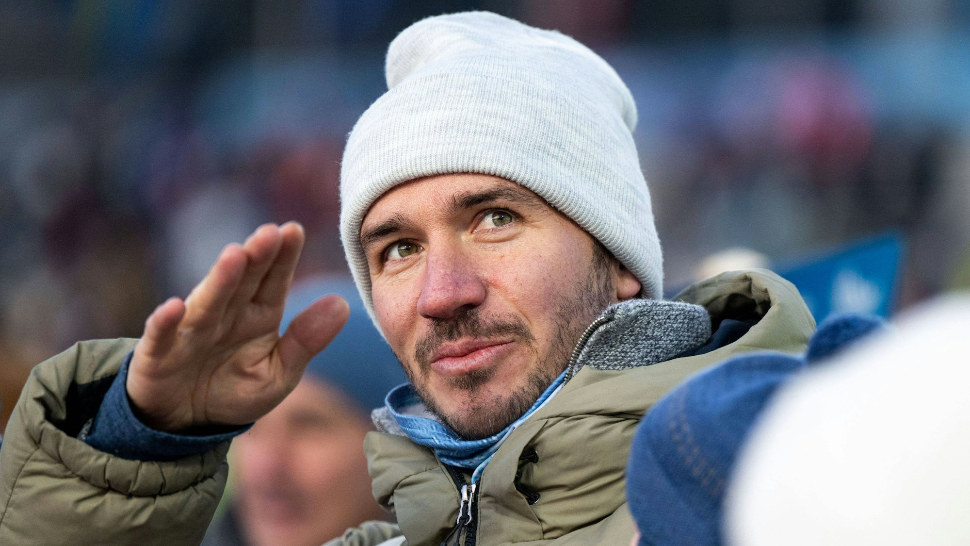 Felix Neureuther grüßt jemanden mit einer Geste.