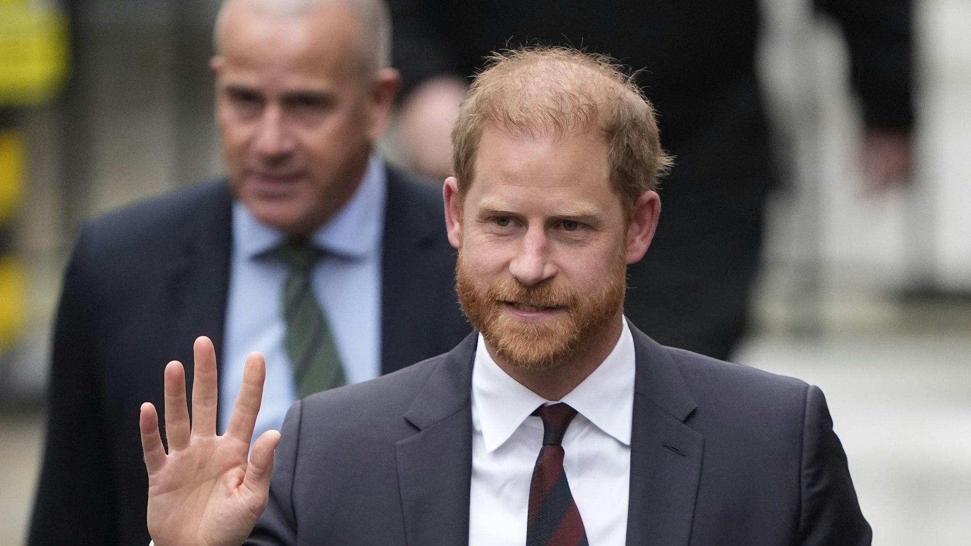 Prinz Harry bei seinem Besuch in London. Dem Mann von Herzogin Meghan gehen scheinbar langsam die Haare aus.