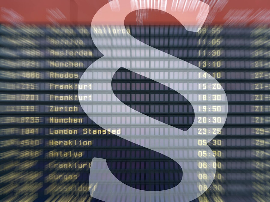 Paragrafenzeichen mit Flughafen Anzeigetafel im Hintergrund