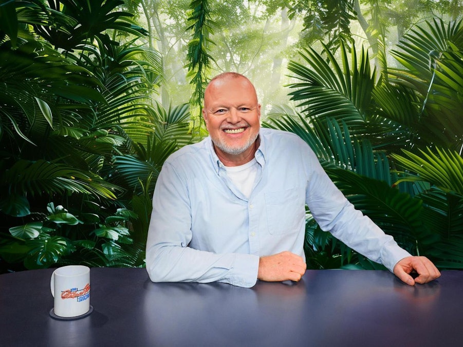 Stefan Raab hat beim Dschungelcamp 2026 auch ein Wörtchen mitzureden. (Bild: RTL / Raab Entertainment / Willi Weber / Hintergrund KI-generiert)