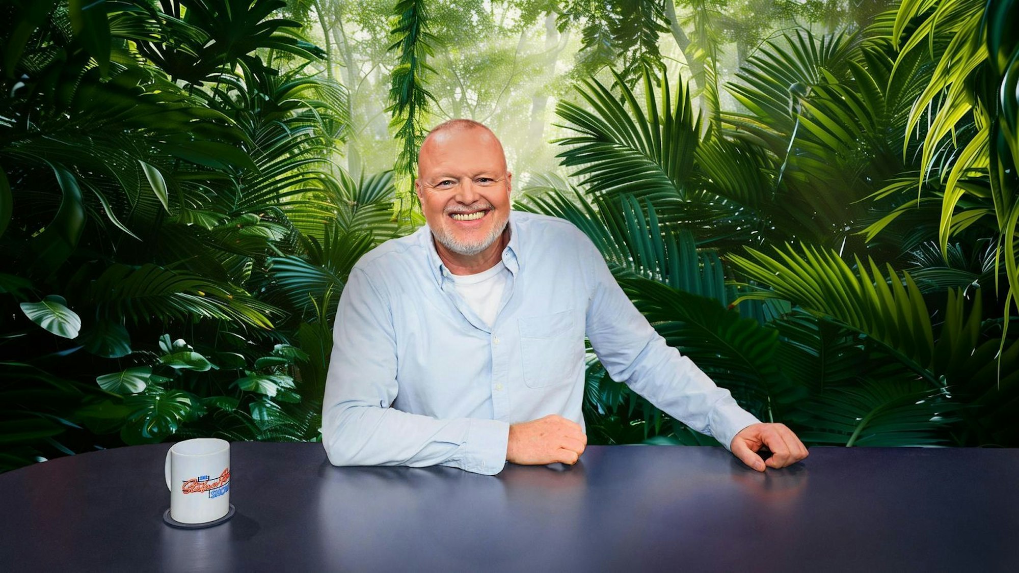 Stefan Raab hat beim Dschungelcamp 2026 auch ein Wörtchen mitzureden. (Bild: RTL / Raab Entertainment / Willi Weber / Hintergrund KI-generiert)