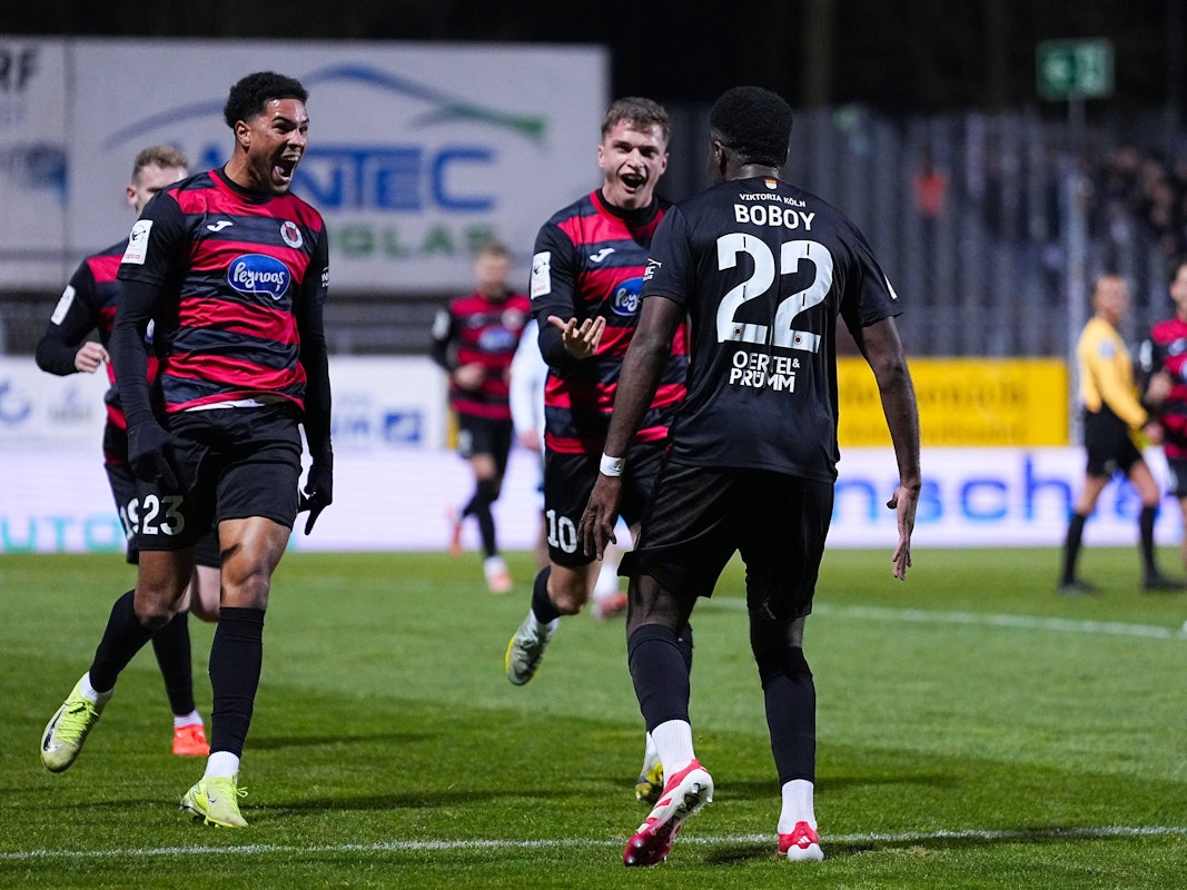 Viktoria-Profi Verthomy Boboy feiert mit seinem Teamkollegen seinen Treffer.