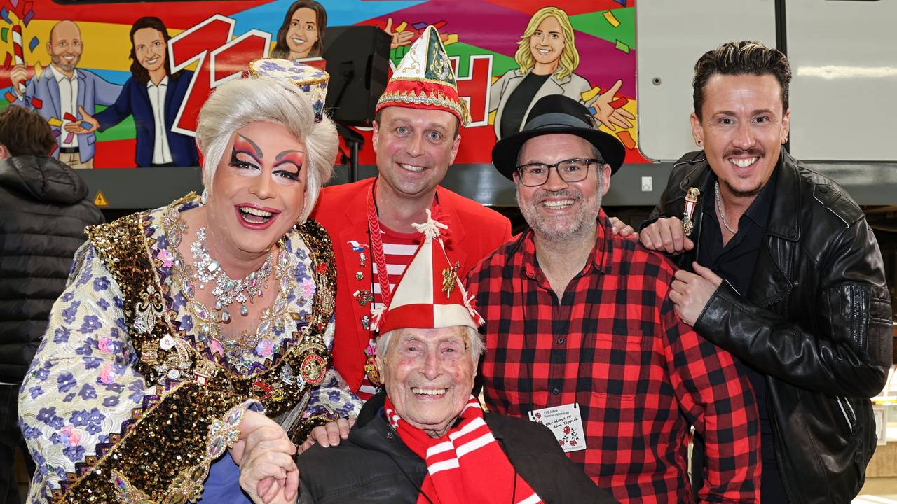 Julie Voyage (Ken Reise), Lukas Wachten, Björn Heuser, Manuel Sauer und Ludwig Sebus vor der jecken S-Bahn.