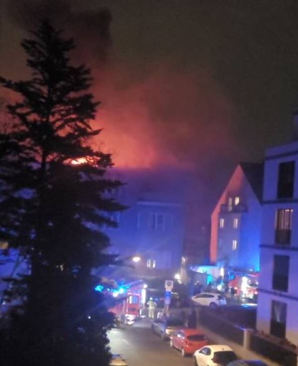 Bei einem Feuer in Köln-Lindenthal wurden zwei Personen schwer verletzt.