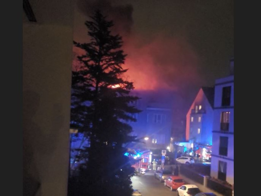 Bei einem Feuer in Köln-Lindenthal wurden zwei Personen schwer verletzt.