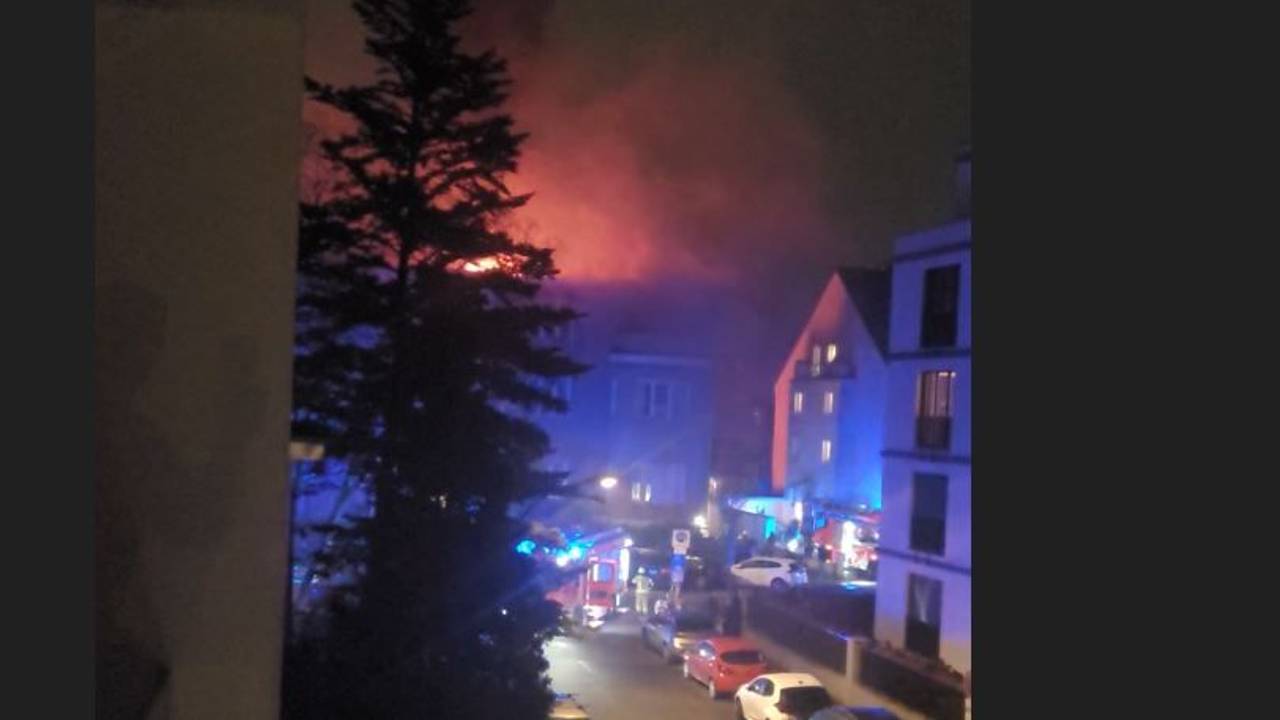 Bei einem Feuer in Köln-Lindenthal wurden zwei Personen schwer verletzt.