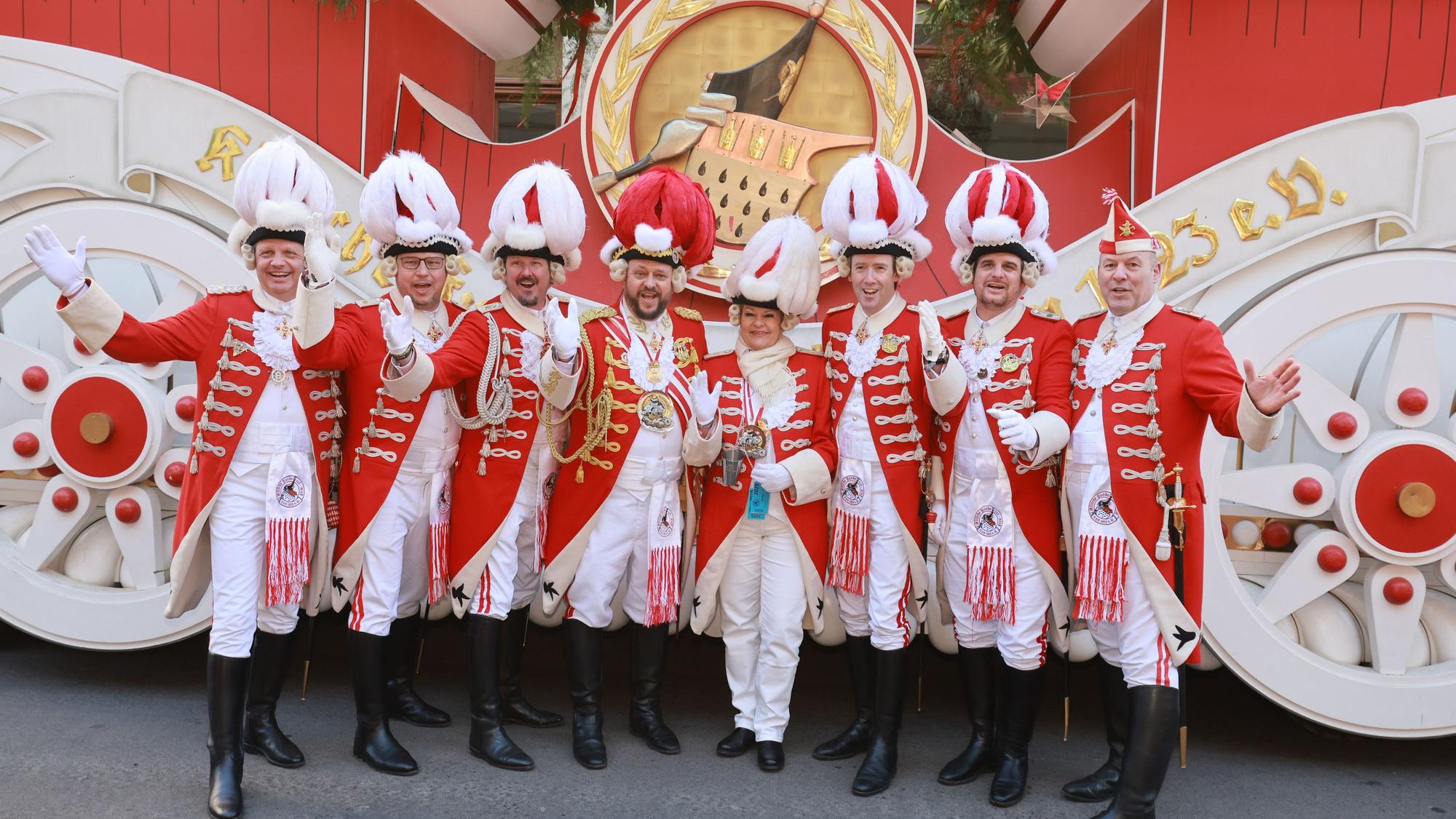 Rosenmontagszug 2025: Innenministerin Nancy Faeser bei den Roten Funken.