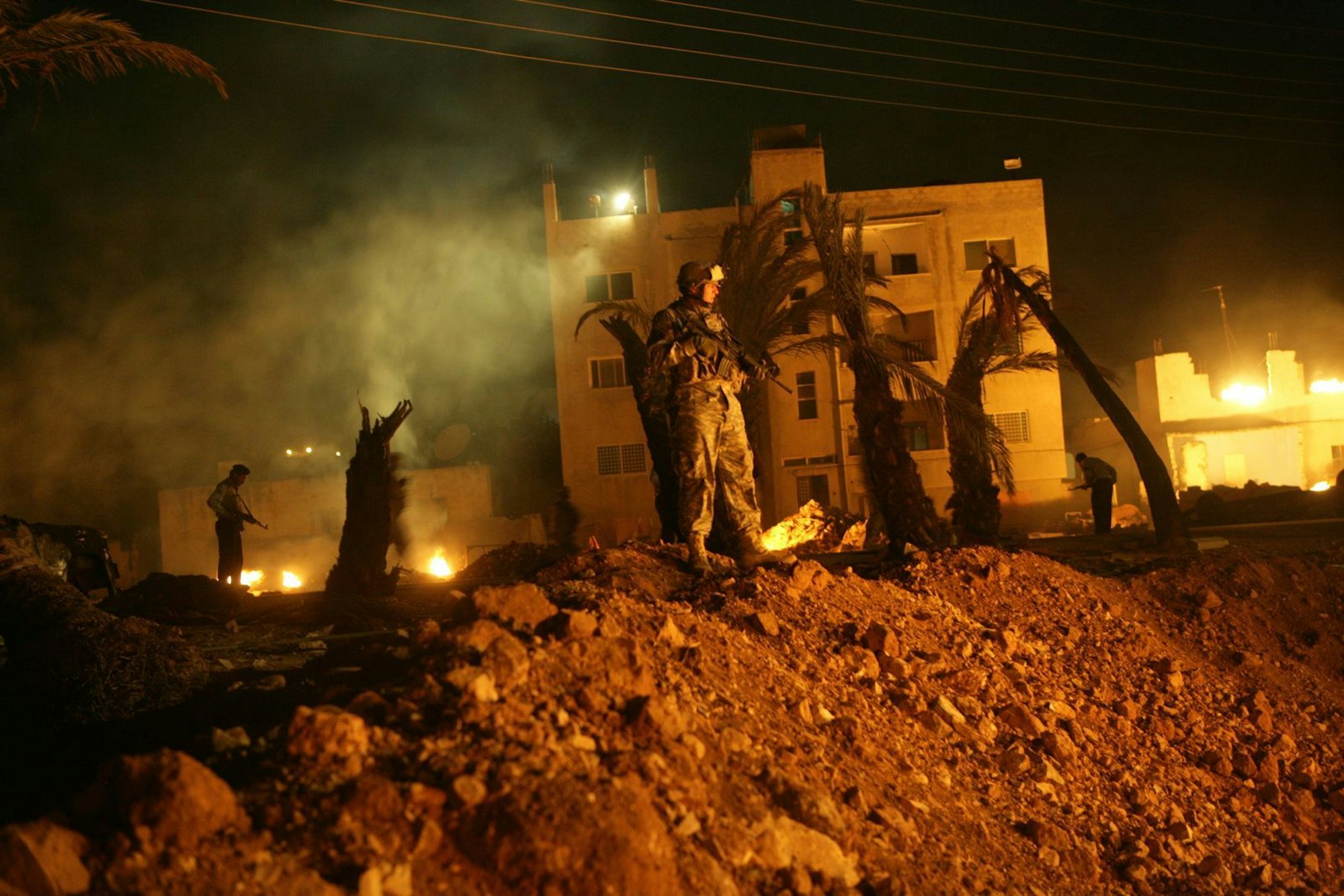 Nächtlicher Alarm: Das Sprengstoffteam muss einen verdächtigen Tatort untersuchen. (Bild: ZDF/Jonathan Olley)