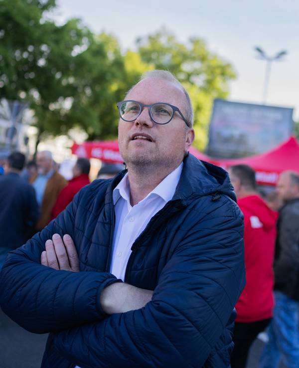 Jochen Ott, der kommende Spitzenkandidat der NRW-SPD (hier im Mai 2025 bei den Kölner Ford-Werken), zeigt sich zuversichtlich.