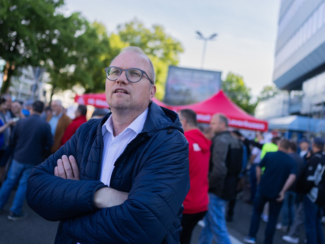 Jochen Ott, der kommende Spitzenkandidat der NRW-SPD (hier im Mai 2025 bei den Kölner Ford-Werken), zeigt sich zuversichtlich.