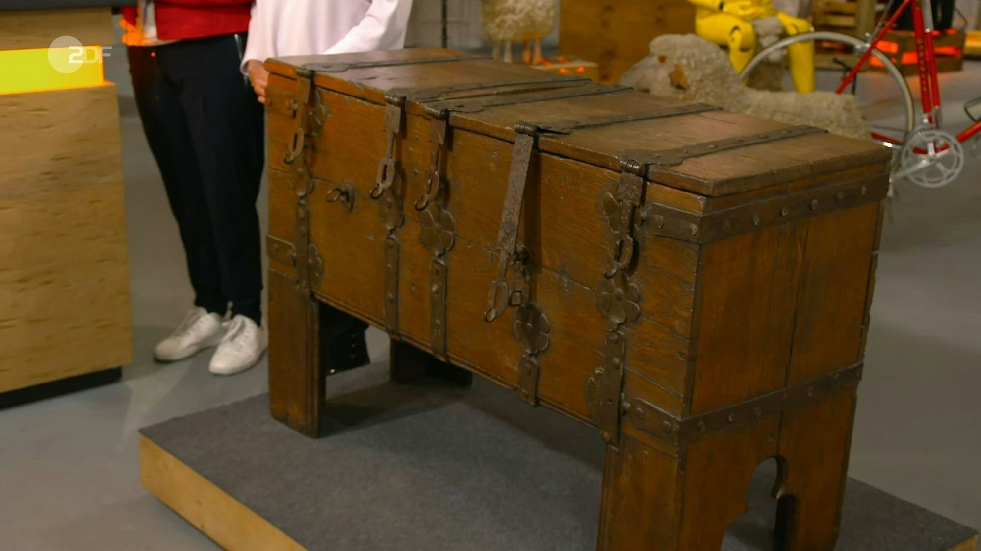 „Das ist ja mal ne richtig coole alte Kiste“, staunte Horst Lichter. Das fand die Expertin auch und schätzte die Frontstollentruhe aus der zweiten Hälfte des 16. Jahrhunderts auf 1.000 bis 1.500 Euro. Ferdinand Resul Adanir zahlte sogar 1.700 Euro. (Bild: ZDF)