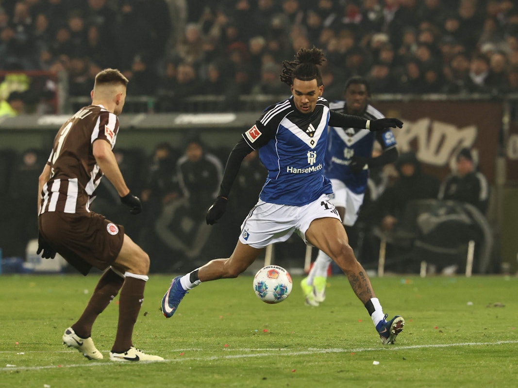 Stürmer Damion Downs mit Ball in Aktion.