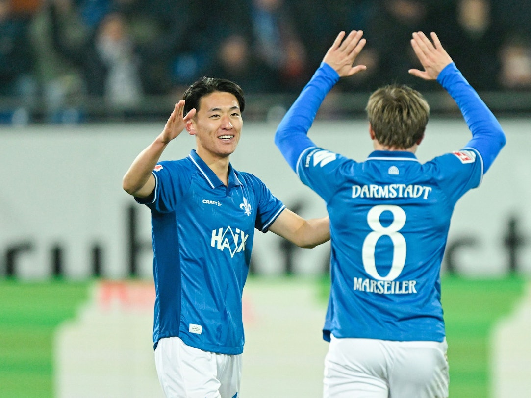 Hiroki Akiyama (l.) und Luca Marseiler klatschen sich ab.