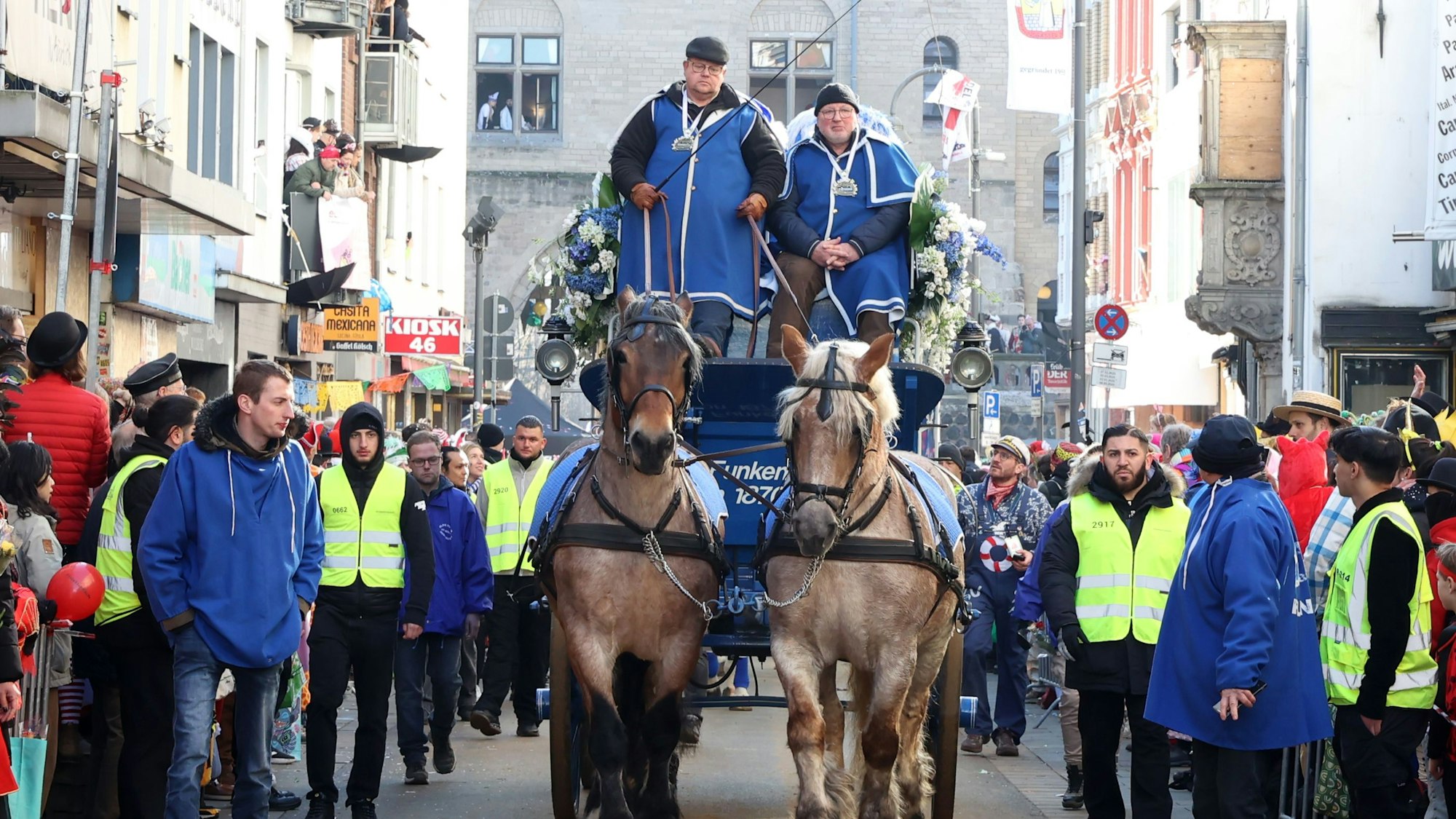 Rosenmontagszug: Pferde im Zug