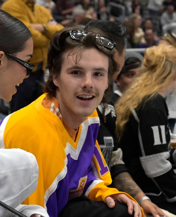 Cruz Beckham und seine Freundin Jackie Apostel bei einem NHL-Spiel.