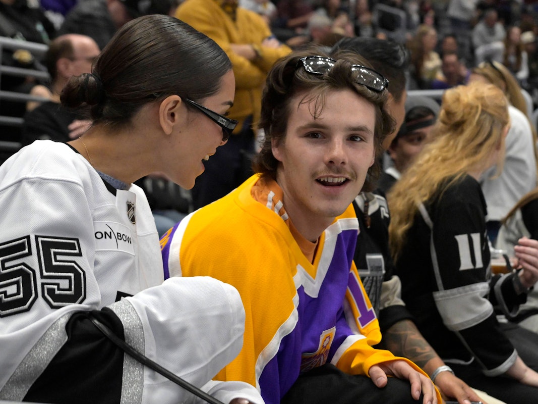 Cruz Beckham und seine Freundin Jackie Apostel bei einem NHL-Spiel.