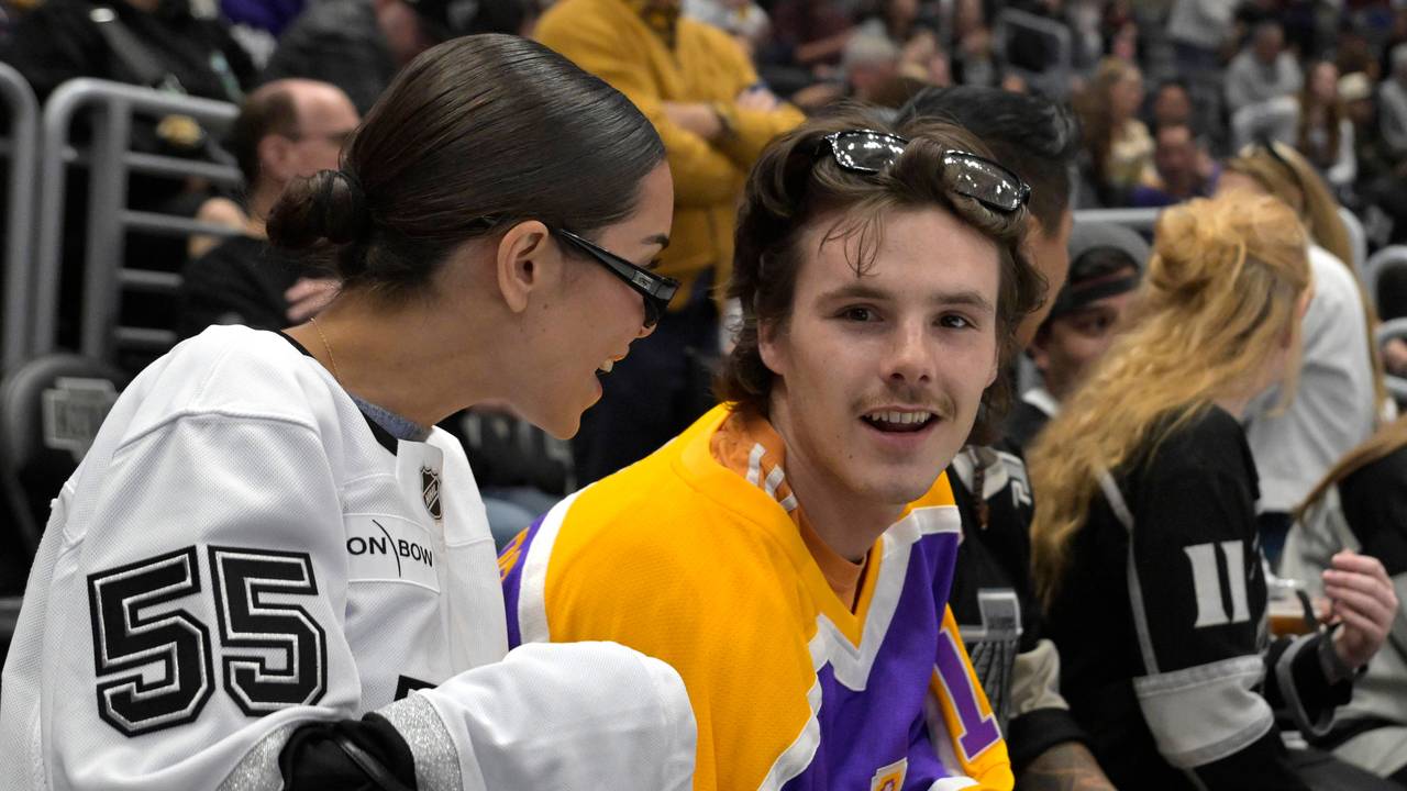 Cruz Beckham und seine Freundin Jackie Apostel bei einem NHL-Spiel.