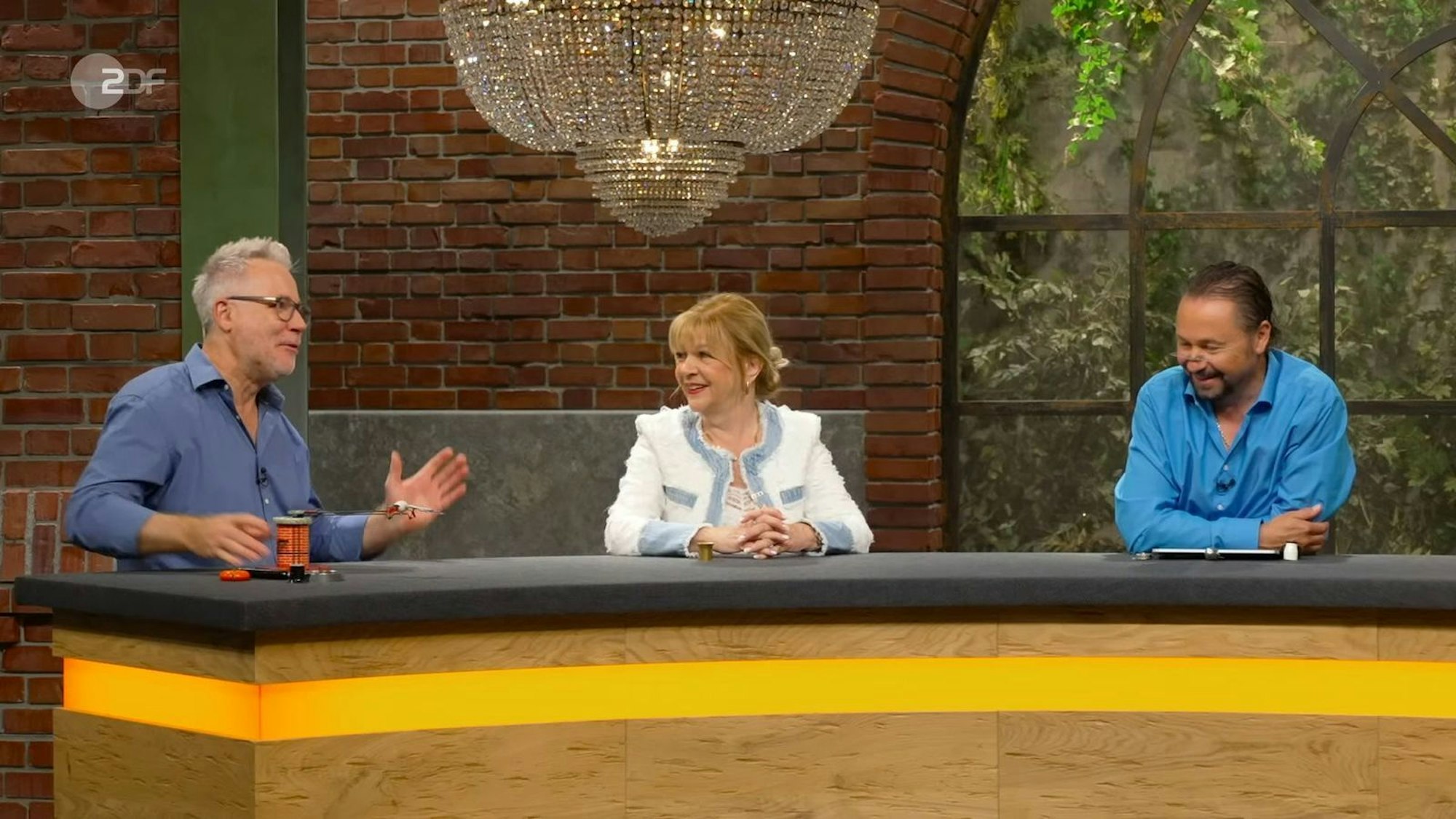 Der Storch weckte bei allen Händlern Assoziationen: „Der Wunsch ist da, aber die Nerven haben wir nicht mehr dafür“, grinste Cizek bei dem Gedanken an mehr Nachwuchs. Trotzdem kaufte er die Rarität für 220 Euro. (Bild: ZDF)