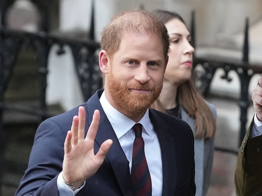 Prinz Harry zeigt sich in London mit lichtem Haar.