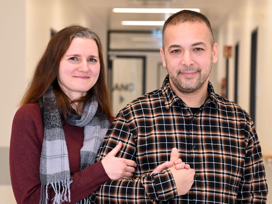 Ein Mann und eine Frau halten sich an den Händen.