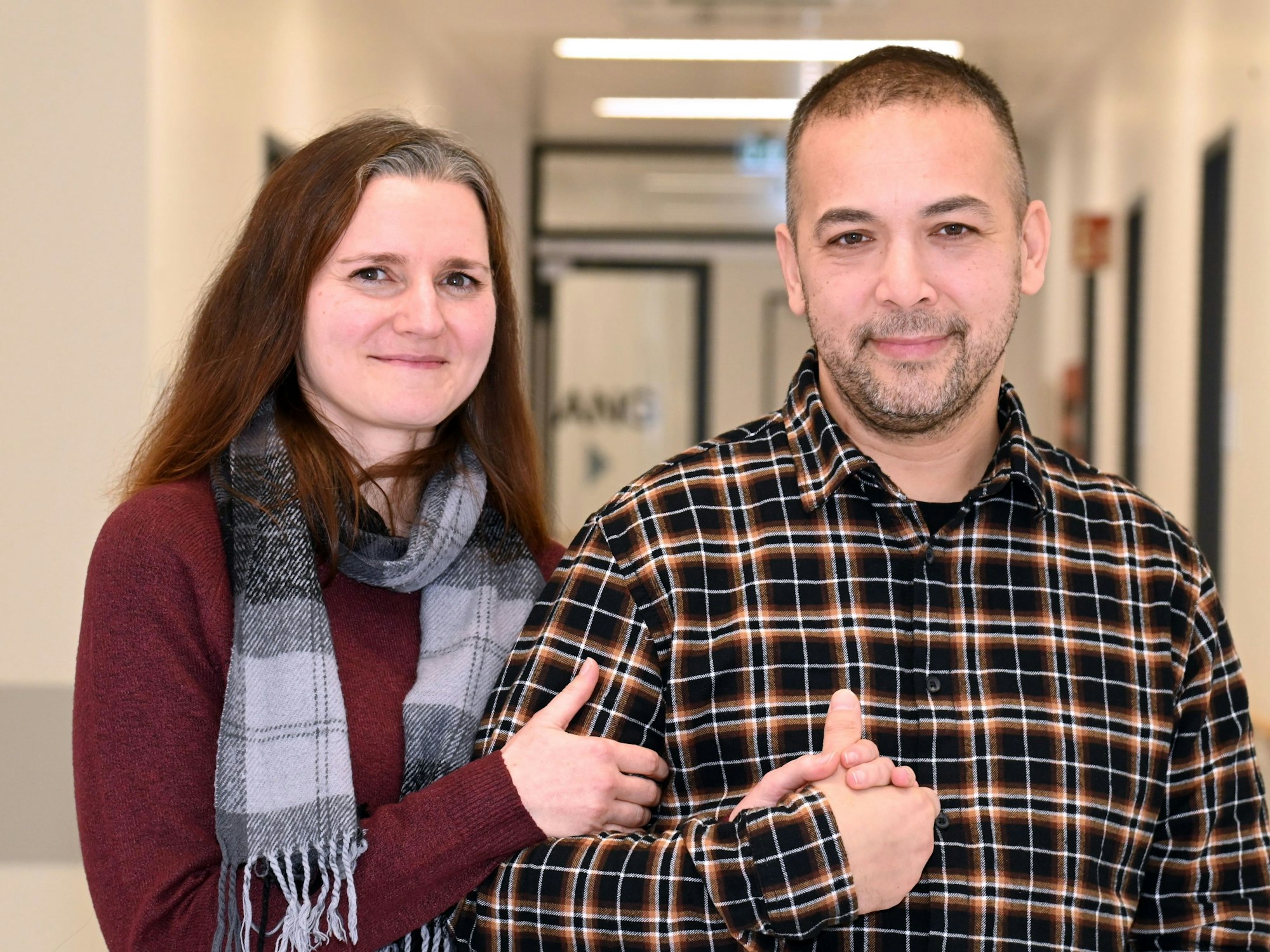 Ein Mann und eine Frau halten sich an den Händen.