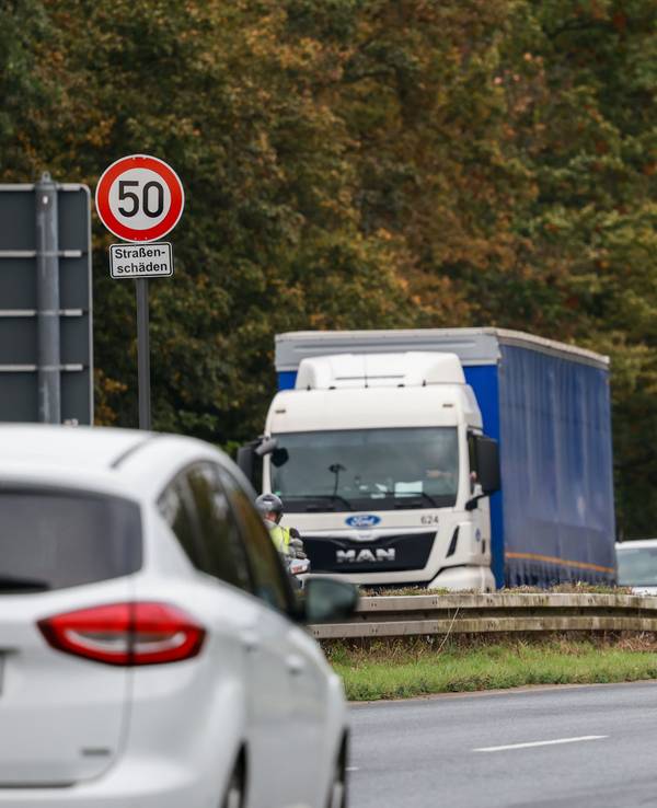 Auf der Industriestraße in Niehl und Merkenich gilt aktuell ein Tempolimit von 50 km/h. Früher waren dort 100 km/h erlaubt.