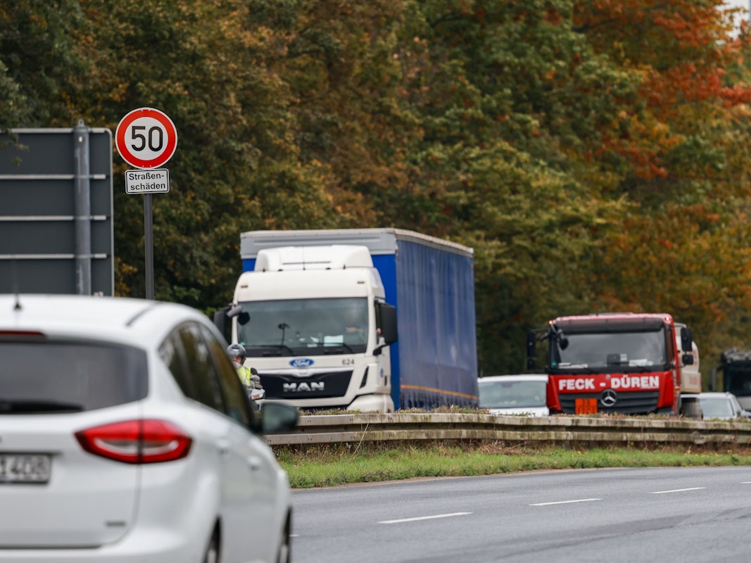 Auf der Industriestraße in Niehl und Merkenich gilt aktuell ein Tempolimit von 50 km/h. Früher waren dort 100 km/h erlaubt.
