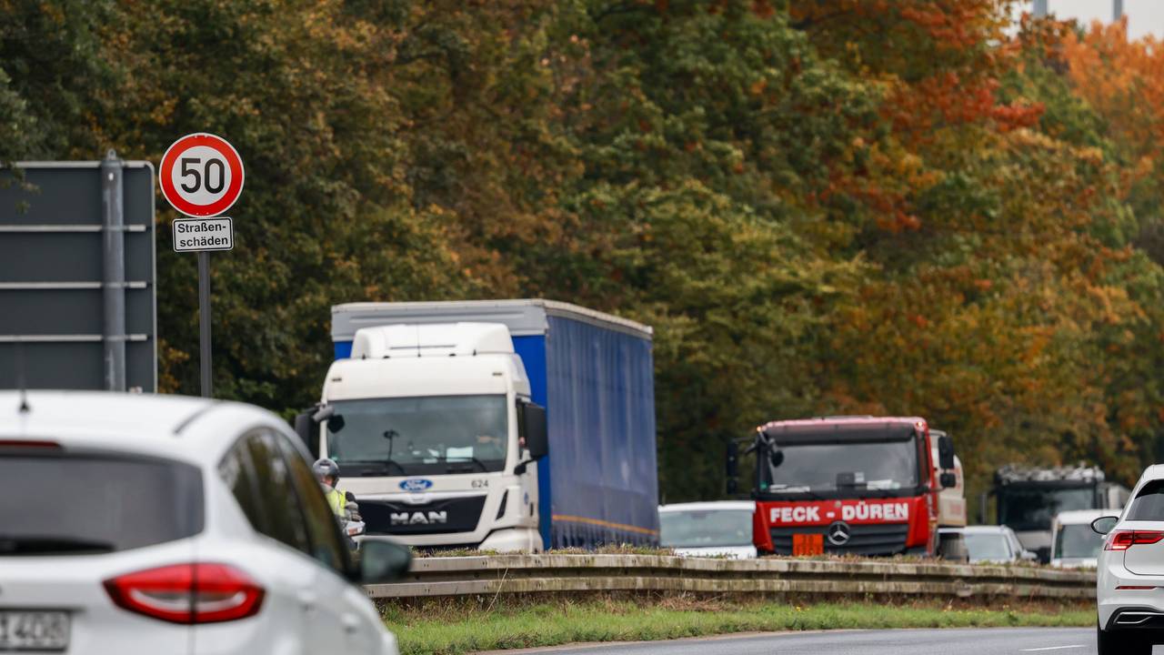 Auf der Industriestraße in Niehl und Merkenich gilt aktuell ein Tempolimit von 50 km/h. Früher waren dort 100 km/h erlaubt.