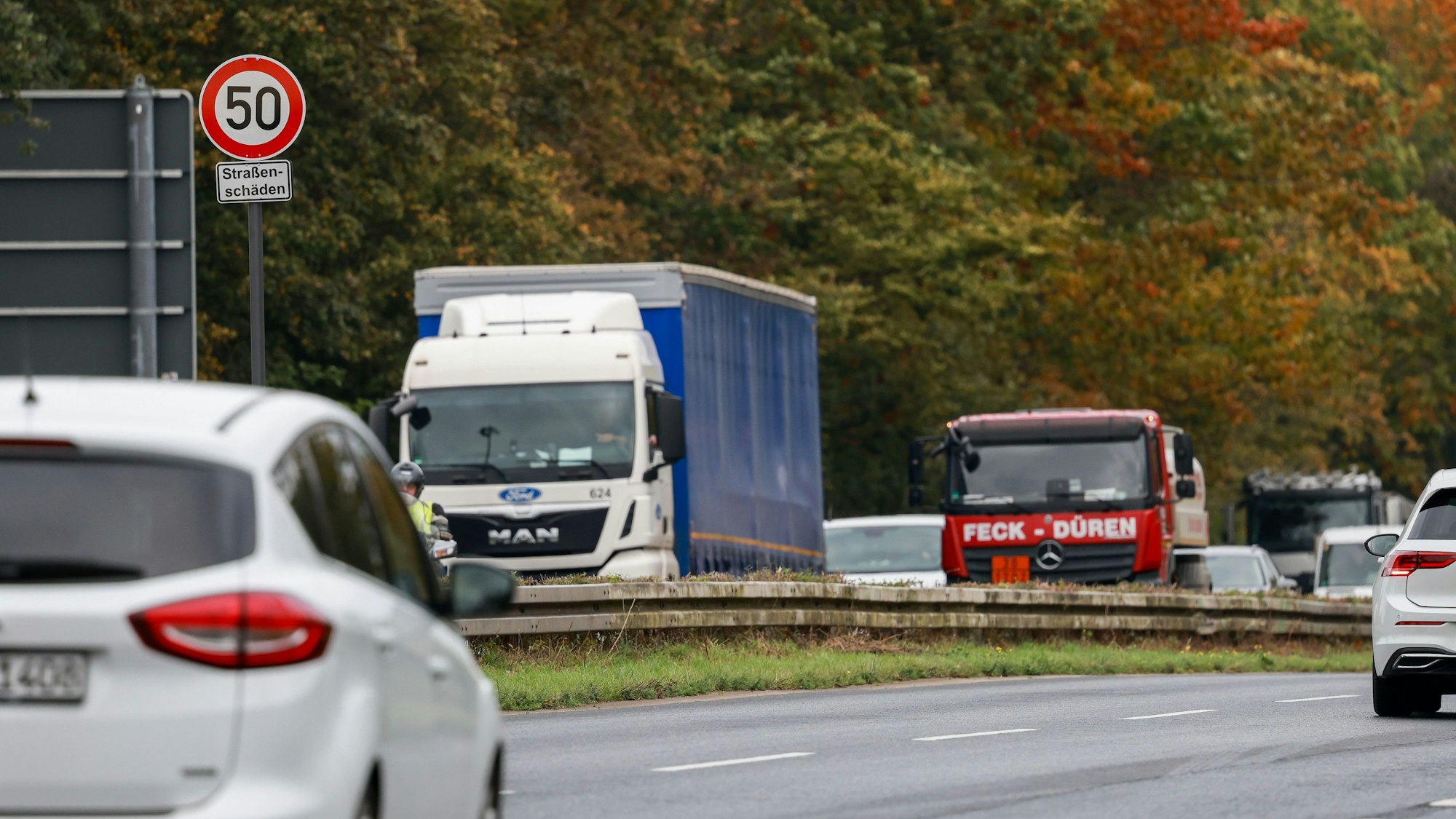Auf der Industriestraße in Niehl und Merkenich gilt aktuell ein Tempolimit von 50 km/h. Früher waren dort 100 km/h erlaubt.
