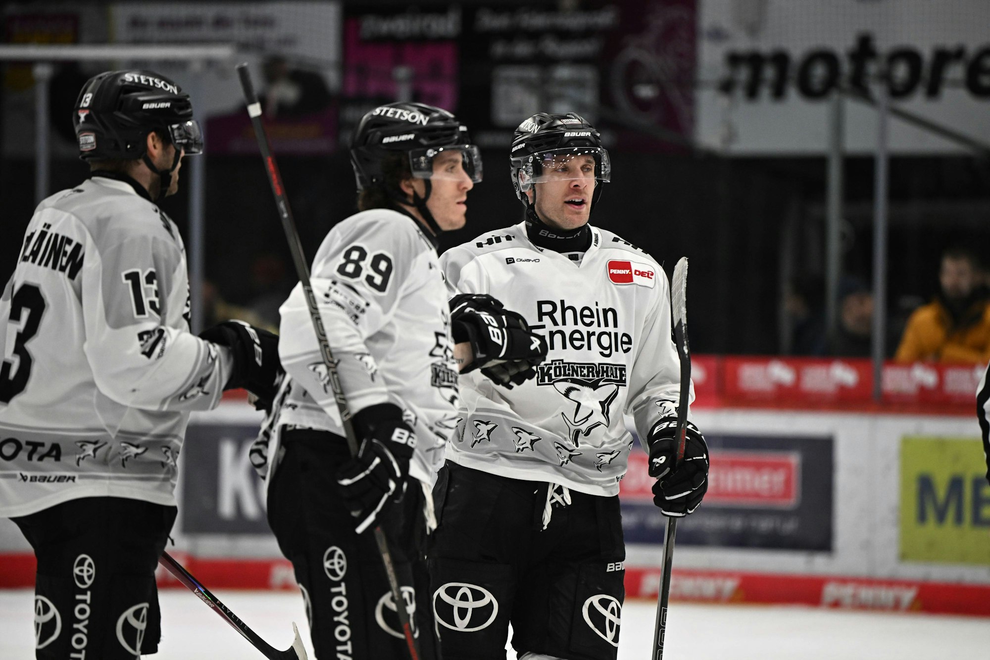 Spieler der Kölner Haie klatschen sich ab.