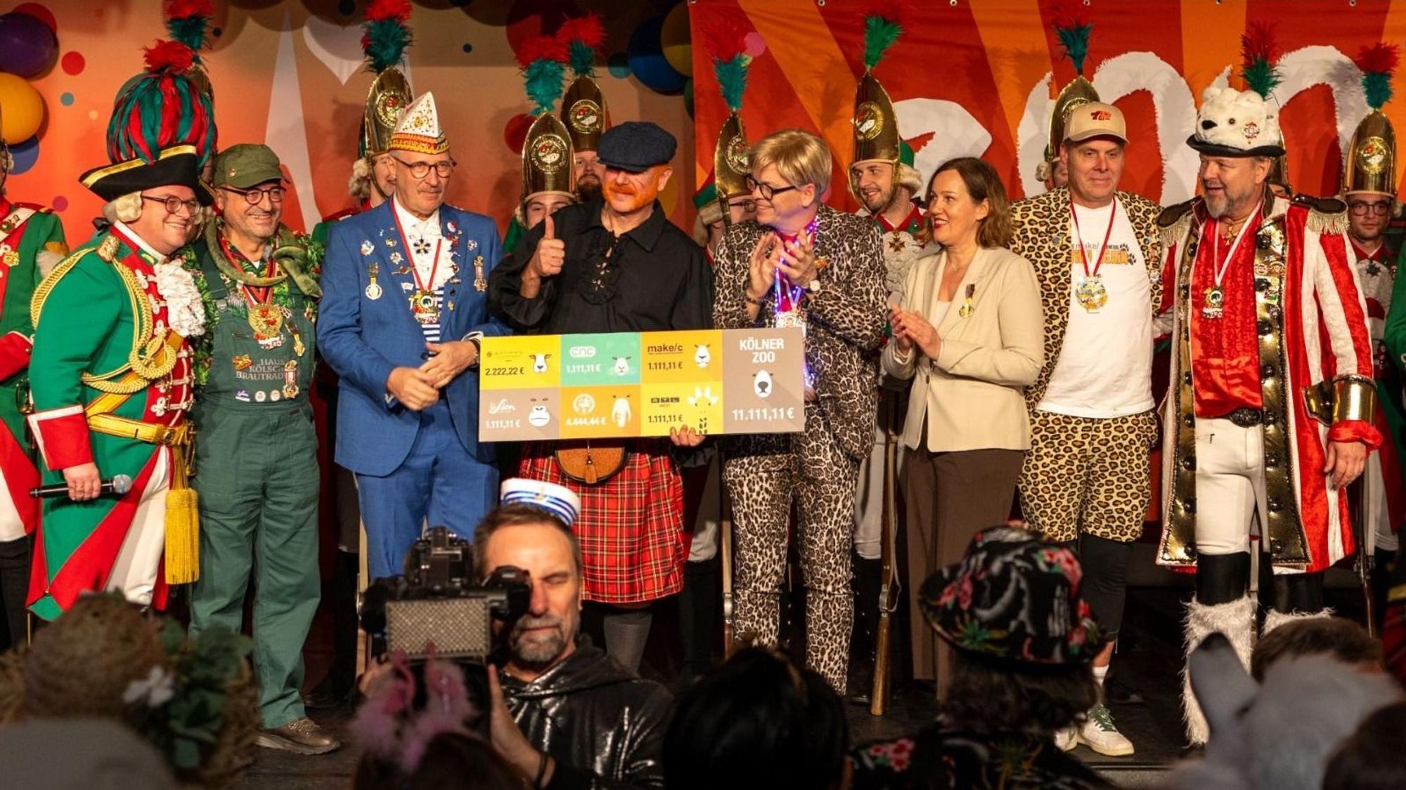 Spendenübergabe bei der Zoo-Zappelei.