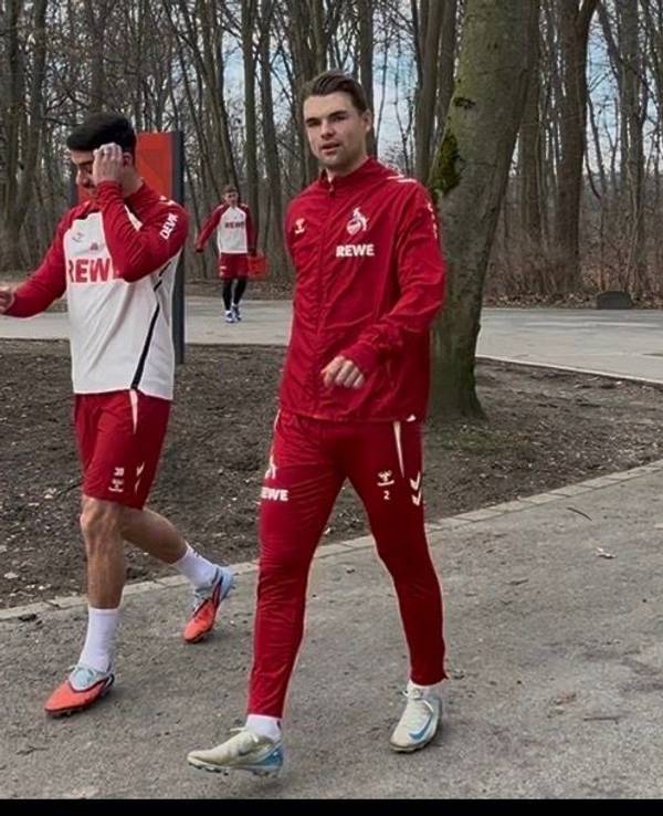 Joel Schmied und Cenk Özkacar am 23. Januar 2026 auf dem Weg zum Geheimtraining beim 1. FC Köln.